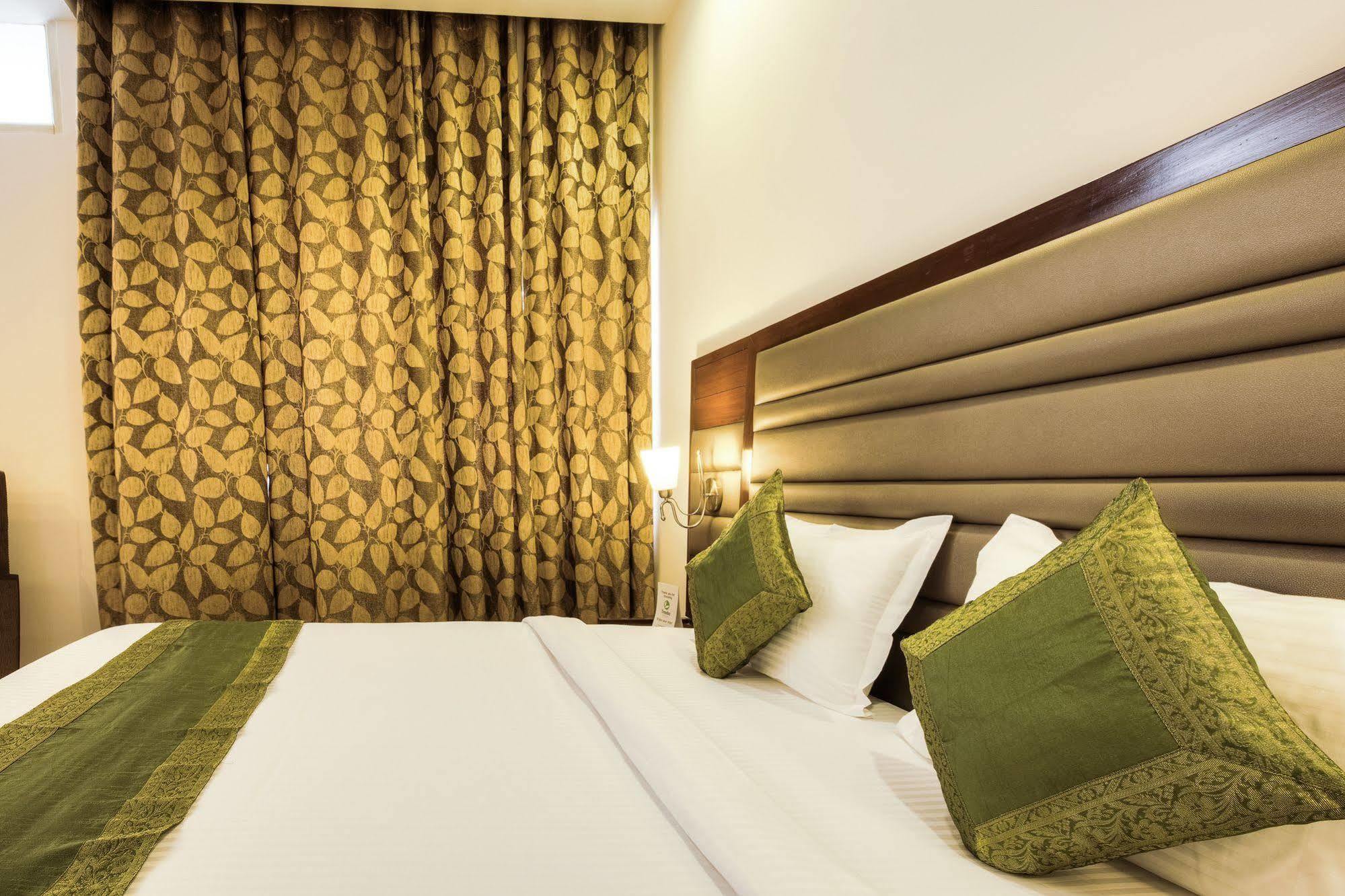 Mint Hotel Chandīgarh Екстериор снимка